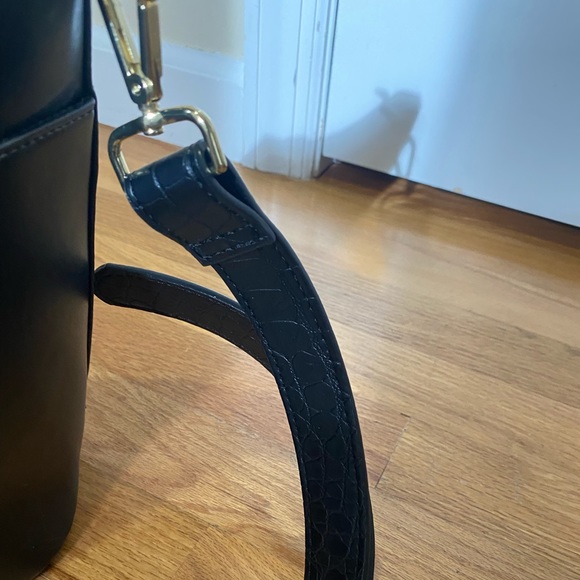 Black leather bag with top handle and removable crossbody strap/black with gold - Picture 4 of 7